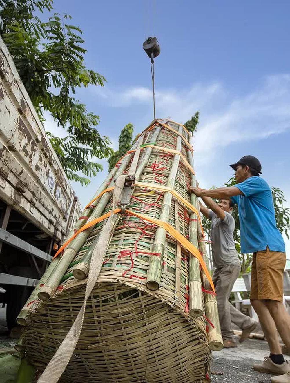 Cận cảnh cặp bánh tét siêu to khổng lồ dâng cúng Bà Chúa Xứ - Ảnh 6. Cận cảnh cặp bánh tét siêu to khổng lồ dâng cúng Bà Chúa Xứ - Ảnh 6.