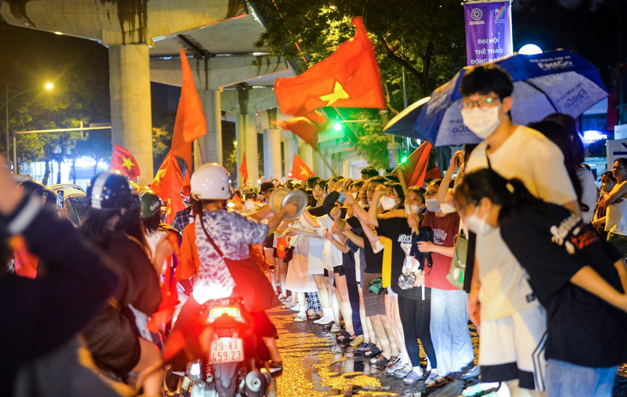 Cổ động viên đánh thủng cả nồi, mang cả giấy khen đi bão - Ảnh 8. Cổ động viên đánh thủng cả nồi, mang cả giấy khen đi bão - Ảnh 8.