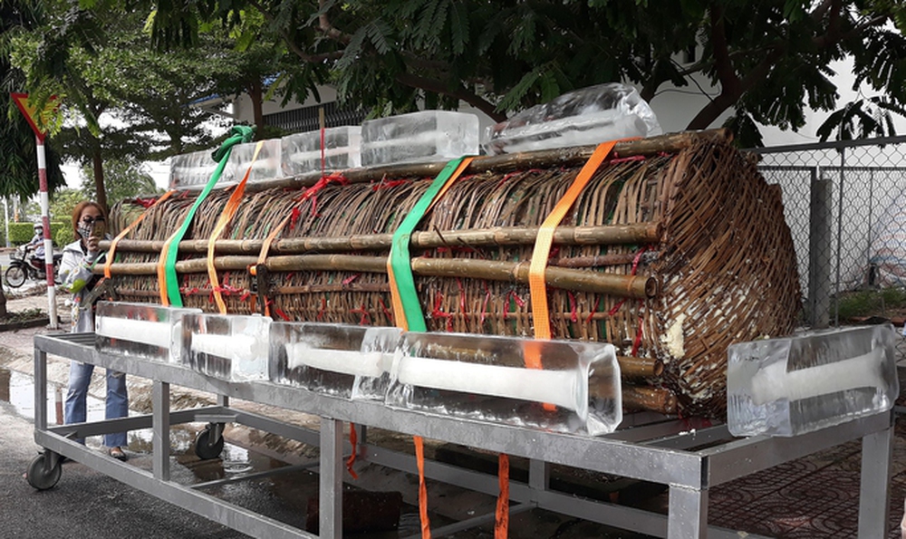 Cận cảnh cặp bánh tét siêu to khổng lồ dâng cúng Bà Chúa Xứ - Ảnh 8. Cận cảnh cặp bánh tét siêu to khổng lồ dâng cúng Bà Chúa Xứ - Ảnh 8.