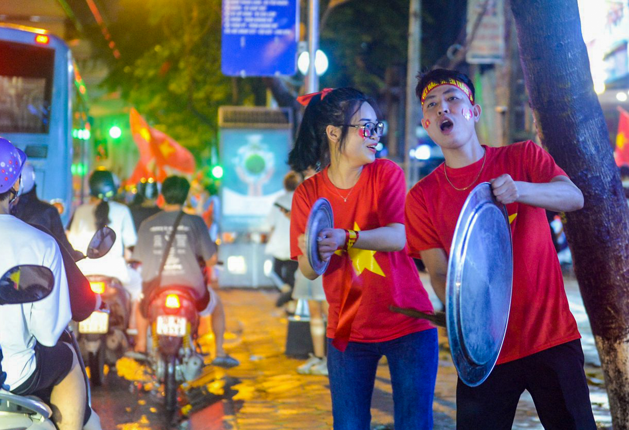 Cổ động viên đánh thủng cả nồi, mang cả giấy khen đi bão - Ảnh 9. Cổ động viên đánh thủng cả nồi, mang cả giấy khen đi bão - Ảnh 9.