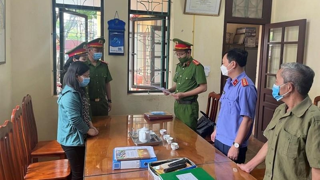 Bắt cán bộ chiếm đoạt 28 sổ tiết kiệm hưu trí của khách hàng - Ảnh 1. Bắt cán bộ chiếm đoạt 28 sổ tiết kiệm hưu trí của khách hàng - Ảnh 1.