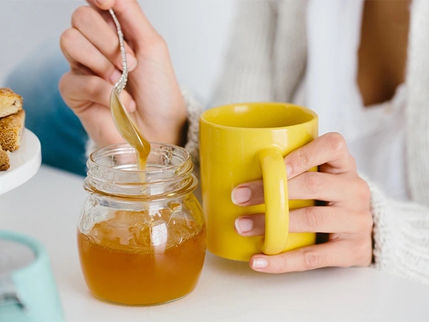 Nước mật ong tốt cho sức khỏe, giúp giảm cân nhưng hầu hết chị em đều uống sai thời điểm làm phản tác dụng, tấn công hệ tiêu hóa, gây bệnh dạ dày và thận - Ảnh 2.