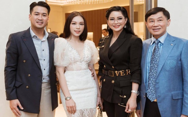 Cô gái sắp cưới con tỷ phú Johnathan Hạnh Nguyễn: Từng là mẫu ảnh ở Hà Nội, được trao vị trí cấp cao trong tập đoàn của vua hàng hiệu - Ảnh 8.