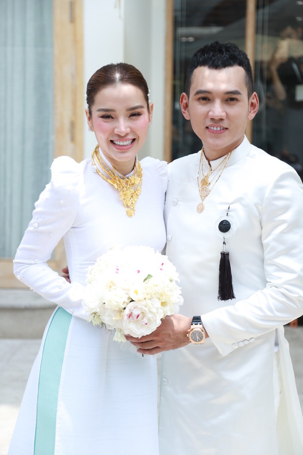 Rổ váy cưới đắt đỏ của mỹ nhân Việt: Lan Khuê đầu tư nửa tỷ đồng, 1 sao nữ đặt may tới 11 chiếc - Ảnh 13.