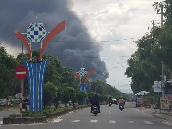  Cháy kinh hoàng tại công ty may, huy động cảnh sát 2 tỉnh thành dập lửa  - Ảnh 5.