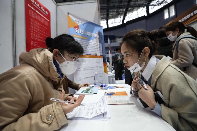 Sinh viên Trung Quốc đối mặt khủng hoảng việc làm khi lĩnh vực công nghệ và xe điện ngừng tuyển dụng - Ảnh 2.