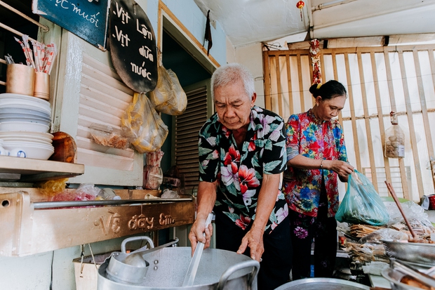  Quán cháo trắng hơn 10 năm chỉ bán giá 1.000 đồng của đôi vợ chồng già ở Sài Gòn: Bán rẻ cho người ta ăn no là được rồi - Ảnh 1.