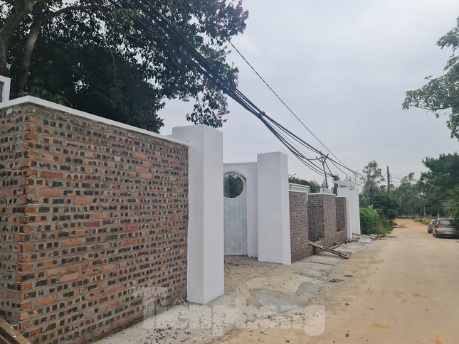  Cận cảnh loạt biệt thự xẻ thịt núi rừng sau kết luận thanh tra tại Sóc Sơn  - Ảnh 1.