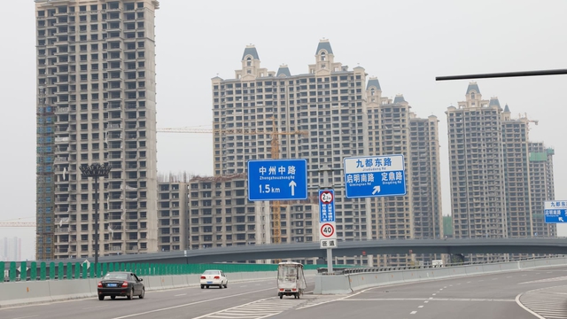 Cách Trung Quốc hồi sinh thị trường bất động sản 2,4 nghìn tỷ USD: Cắt giảm lãi suất, dừng thí điểm thuế tài sản, cho phép nhà đông con mua thêm căn hộ mới - Ảnh 2.