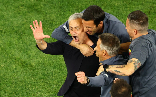 HLV Mourinho đi vào lịch sử bóng đá châu Âu - Ảnh 1.