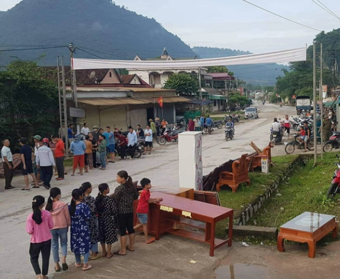  Sau tiếng động lớn, cả gia đình tháo chạy khi bất ngờ xuất hiện “hố tử thần” trong nhà  - Ảnh 1.