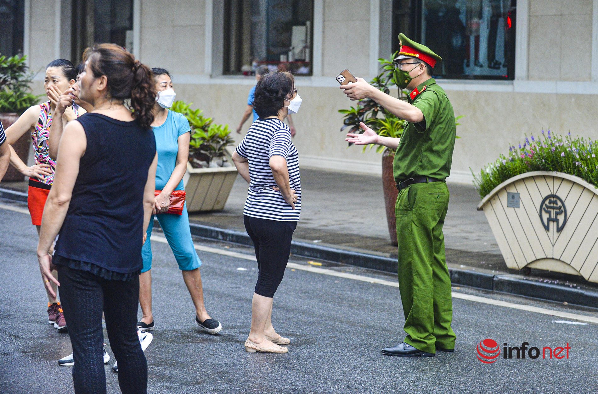 Ngày đầu dẹp trường đua xe đạp, loa kéo, người dắt chó vào phố đi bộ Hồ Gươm - Ảnh 2.