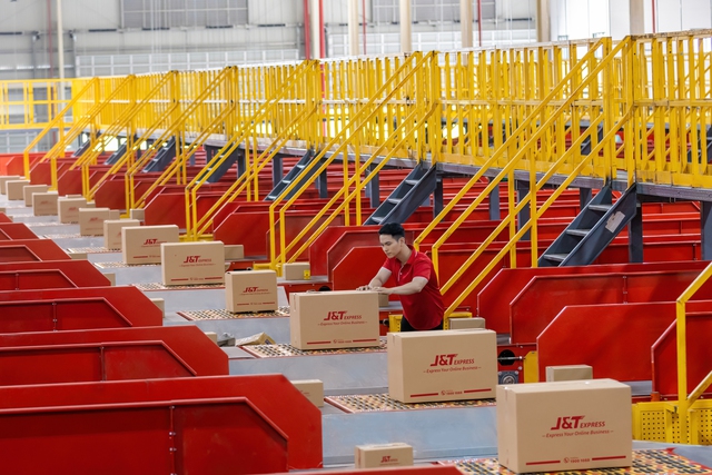 J&T Express mở trung tâm trung chuyển lớn nhất Việt Nam, quy mô 60.000 m2, xử lý 2 triệu kiện hàng/ngày, ‘chấp’ mọi ngày Sale - Ảnh 1.