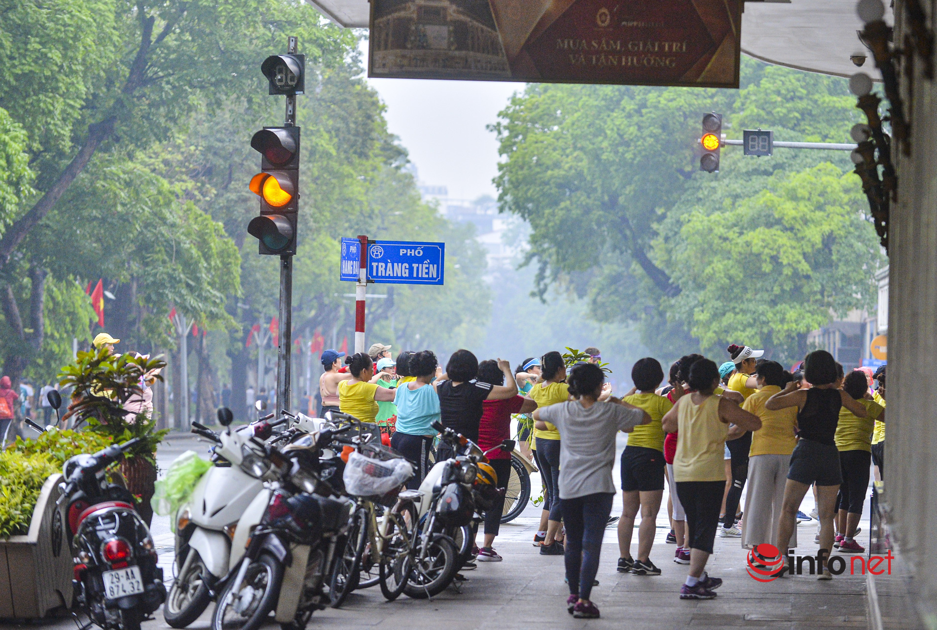 Ngày đầu dẹp trường đua xe đạp, loa kéo, người dắt chó vào phố đi bộ Hồ Gươm - Ảnh 3.