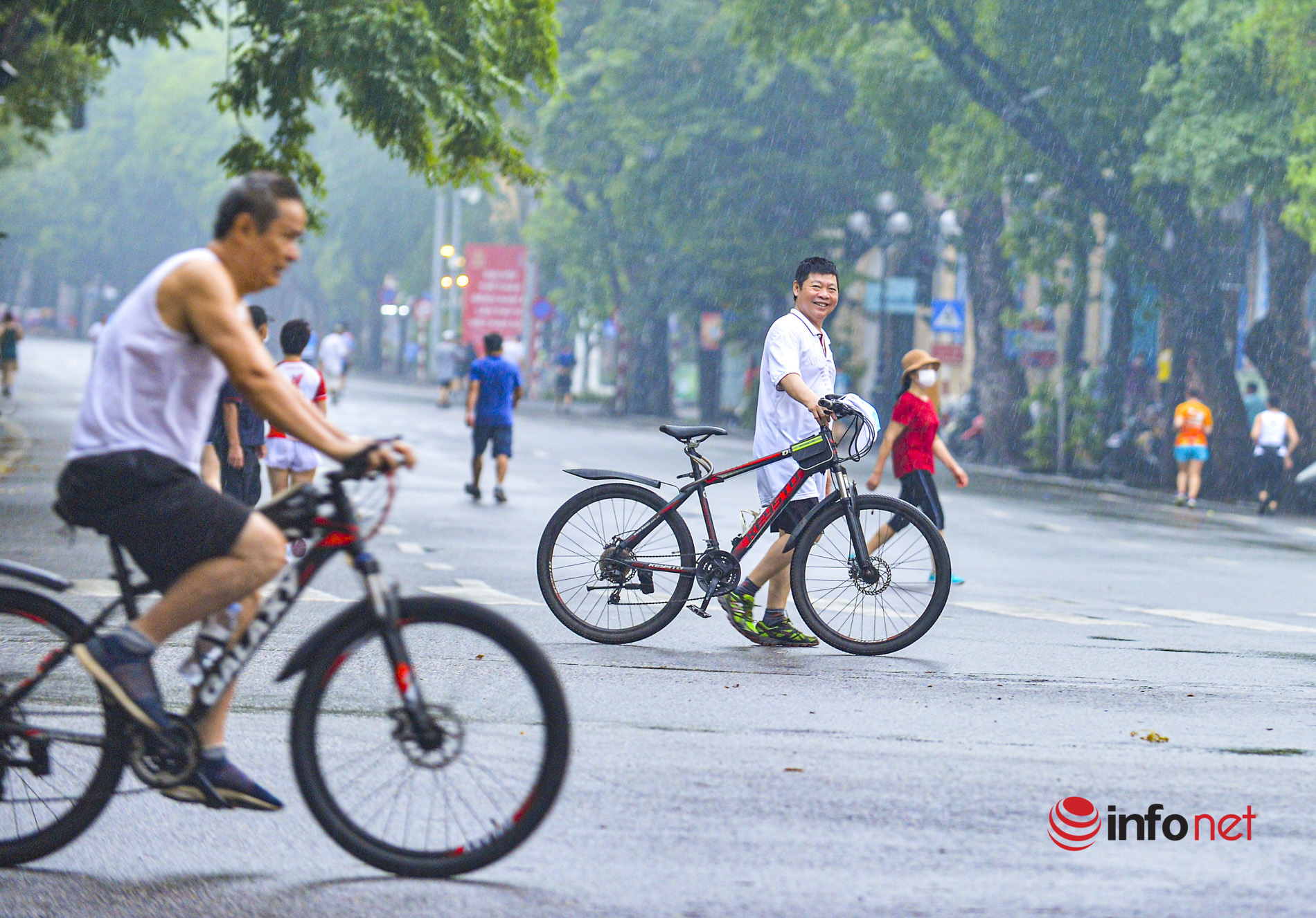 Ngày đầu dẹp trường đua xe đạp, loa kéo, người dắt chó vào phố đi bộ Hồ Gươm - Ảnh 5.