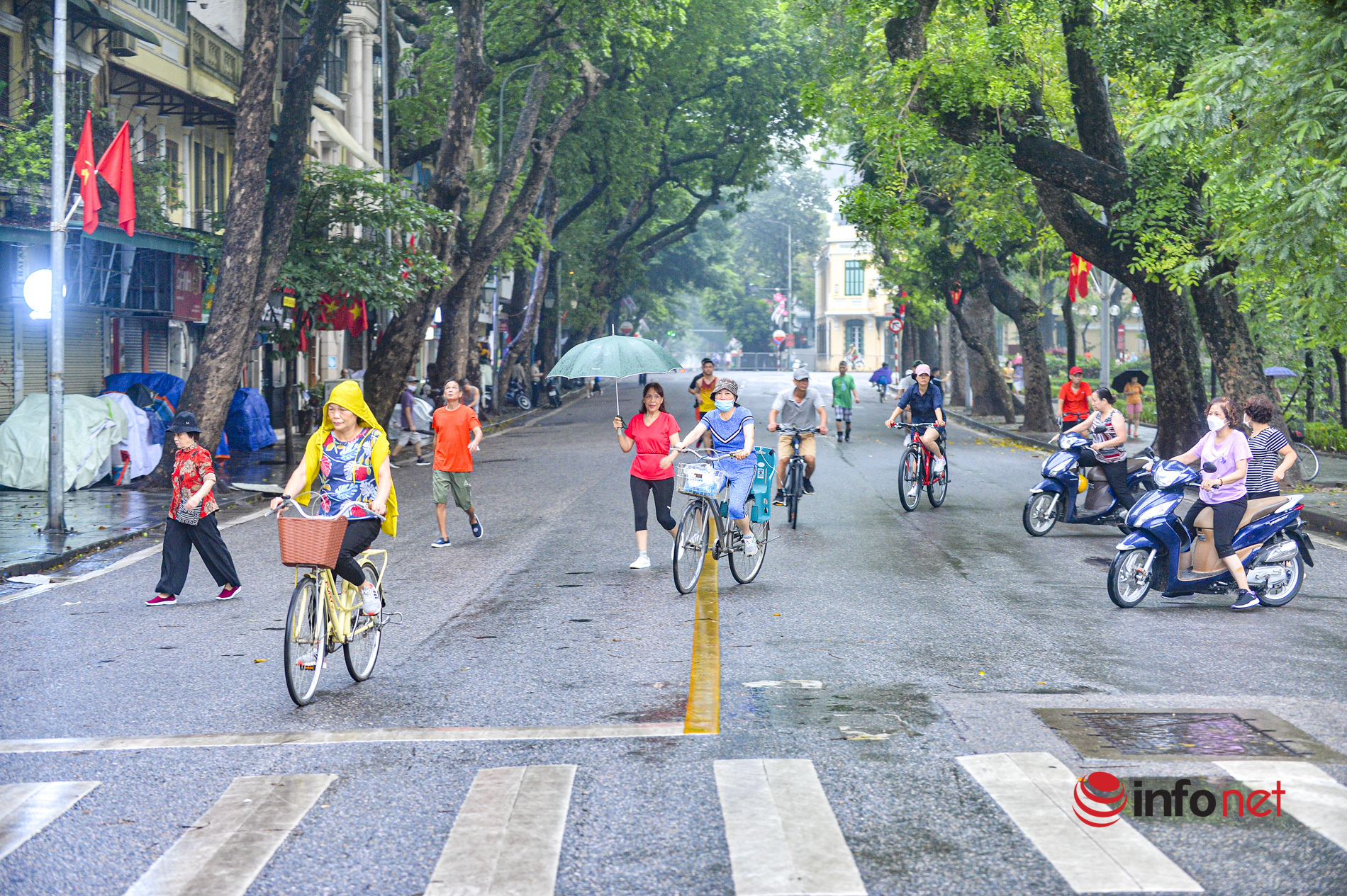 Ngày đầu dẹp trường đua xe đạp, loa kéo, người dắt chó vào phố đi bộ Hồ Gươm - Ảnh 8.