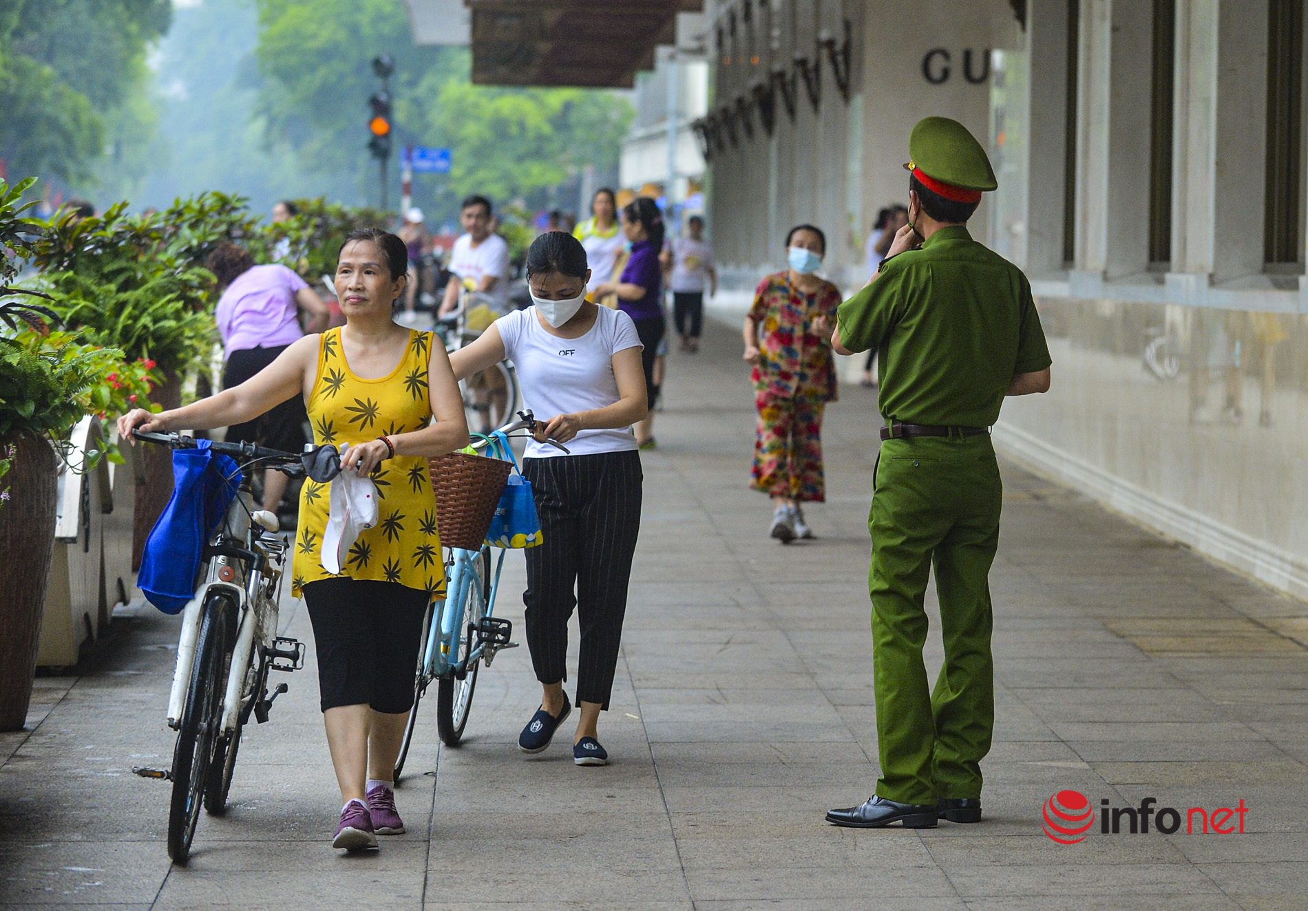 Ngày đầu dẹp trường đua xe đạp, loa kéo, người dắt chó vào phố đi bộ Hồ Gươm - Ảnh 10.