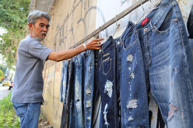 Nghề xé quần jeans độc đáo trên vỉa hè TP Hồ Chí Minh - Ảnh 2.