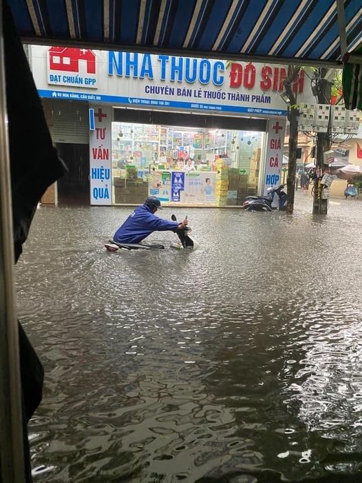  Hà Nội mưa lớn hơn 1 tiếng, đường phố ngập trong biển nước, giao thông ùn tắc kéo dài - Ảnh 14.