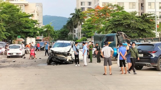  Hiện trường vụ xe bán tải húc nát đầu 10 ôtô ở Hạ Long  - Ảnh 5.