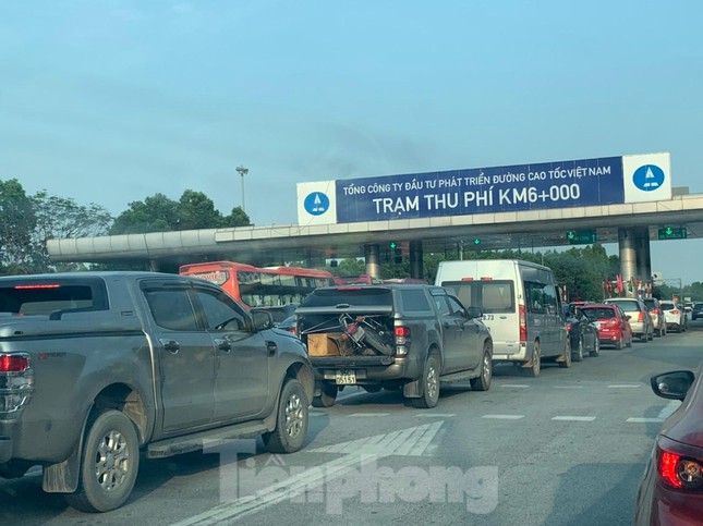 Ùn ứ kéo dài tại trạm thu phí cao tốc Nội Bài - Lào Cai - Ảnh 2.