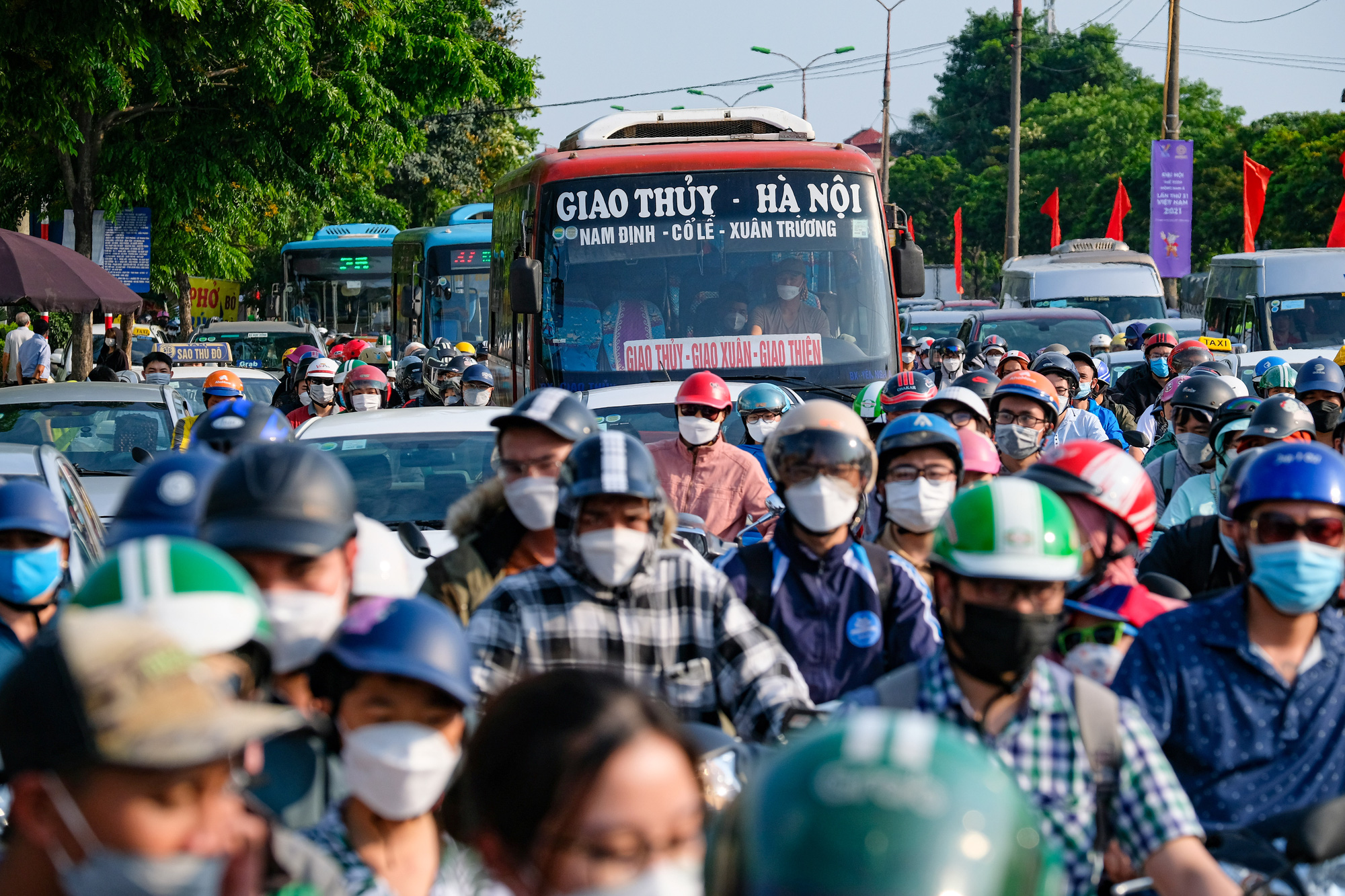 Người dân ùn ùn quay trở lại Hà Nội dù chưa kết thúc kỳ nghỉ lễ vì nỗi sợ tắc đường, giao thông khu vực cửa ngõ ùn ứ - Ảnh 2.