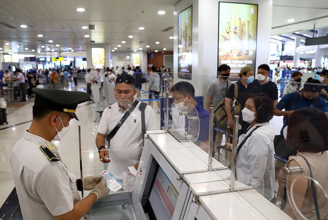  Ngày cuối nghỉ lễ, sân bay Nội Bài và Tân Sơn Nhất đông kín khách  - Ảnh 1.