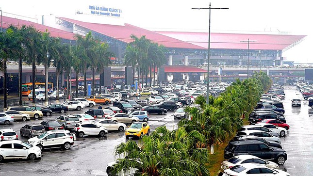  Ngày cuối nghỉ lễ, sân bay Nội Bài và Tân Sơn Nhất đông kín khách  - Ảnh 2.