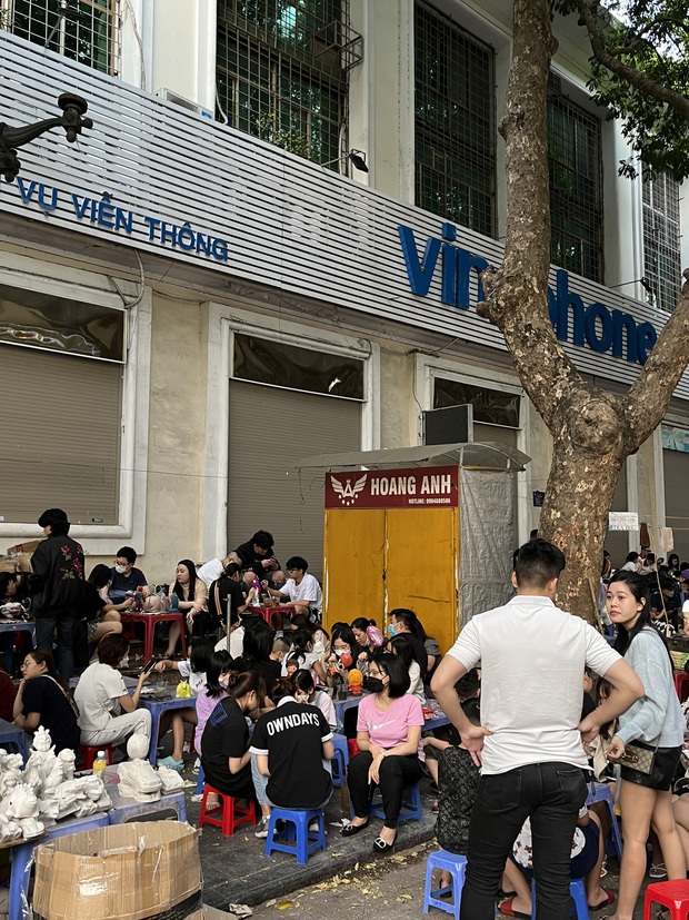 Trò tô tượng của con nít bỗng thành trend ở Hà Nội, người lớn muốn xả stress mà còn áp lực thêm vì quá đông - Ảnh 11.