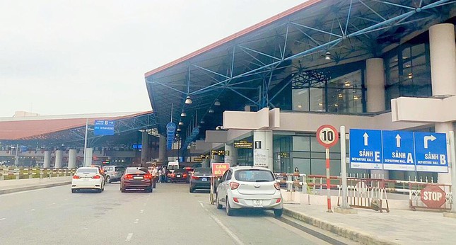  Ngày cuối nghỉ lễ, sân bay Nội Bài và Tân Sơn Nhất đông kín khách  - Ảnh 3.
