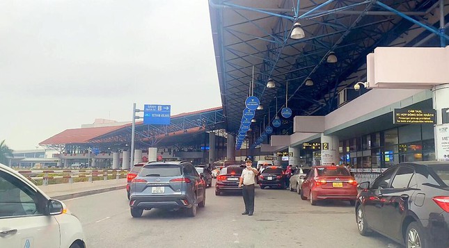  Ngày cuối nghỉ lễ, sân bay Nội Bài và Tân Sơn Nhất đông kín khách  - Ảnh 4.