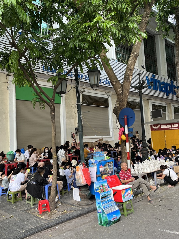Trò tô tượng của con nít bỗng thành trend ở Hà Nội, người lớn muốn xả stress mà còn áp lực thêm vì quá đông - Ảnh 7.
