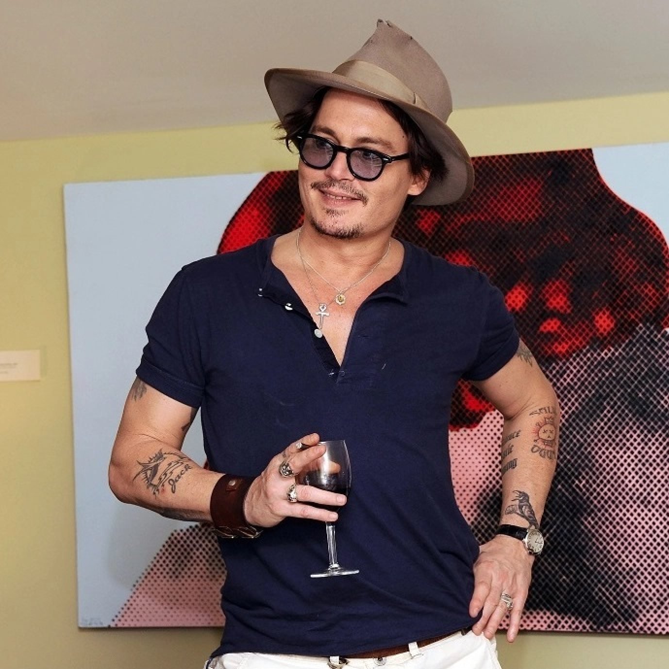 Johnny Depp: Chàng lãng tử đam mê phụ kiện, người hiếm hoi khiến Dior khó  có thể quay lưng