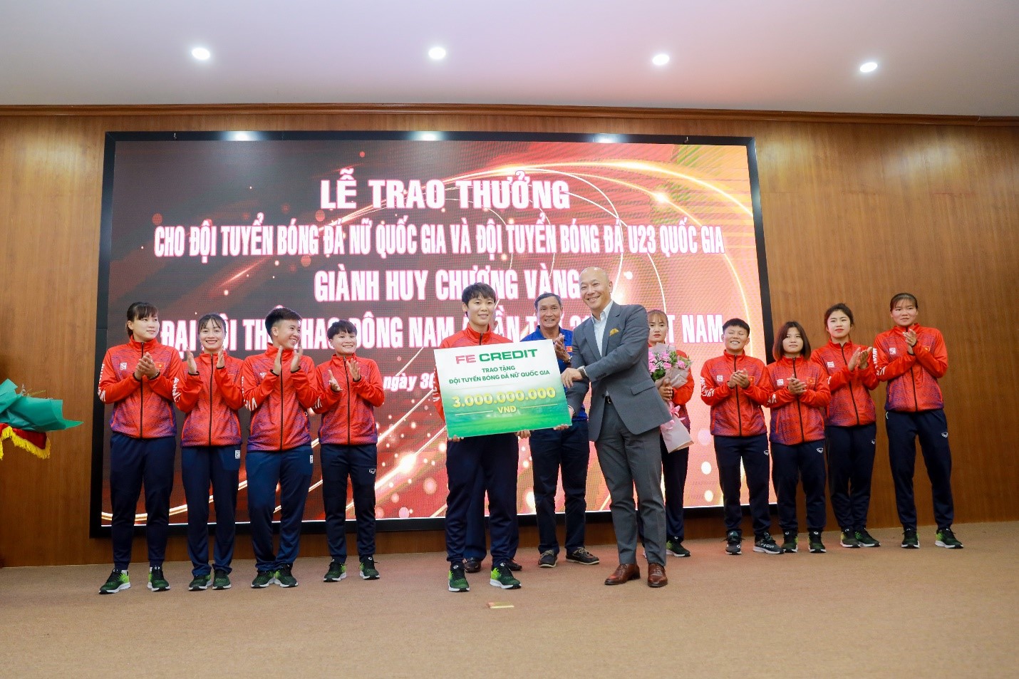 Đội tuyển bóng đá nữ Việt Nam tiếp nhận phần thưởng 3 tỷ đồng từ FE Credit - Ảnh 2.