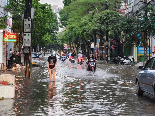  Ảnh, clip: Mưa lớn khiến nước ngập vào nhà dân ở Hà Nội, nhiều đồ đạc trong nhà hư hỏng nặng - Ảnh 2.
