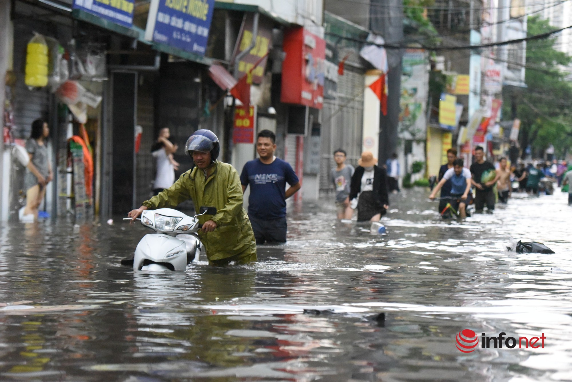 Miền Bắc, miền Trung tiếp tục mưa to trong chiều và đêm nay, đề phòng ngập úng - Ảnh 1.