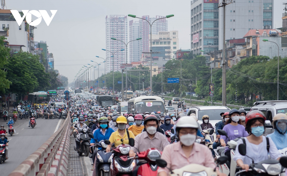 Giao thông Hà Nội tiếp tục tắc nghẽn kéo dài trong ngày đầu tuần - Ảnh 1.