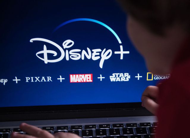  Chuyện gì đang xảy ra với Netflix: Ông hoàng streaming từ đối thủ vượt cả Disney giờ teo tóp, giá cổ phiếu giảm 67% chỉ sau 1 năm  - Ảnh 2.