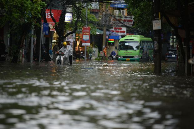  Ảnh, clip: Mưa lớn khiến nước ngập vào nhà dân ở Hà Nội, nhiều đồ đạc trong nhà hư hỏng nặng - Ảnh 13.