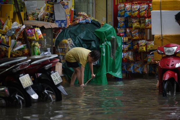  Ảnh, clip: Mưa lớn khiến nước ngập vào nhà dân ở Hà Nội, nhiều đồ đạc trong nhà hư hỏng nặng - Ảnh 14.