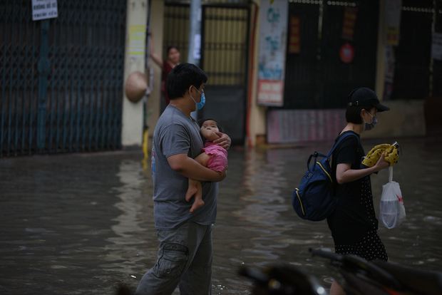  Ảnh, clip: Mưa lớn khiến nước ngập vào nhà dân ở Hà Nội, nhiều đồ đạc trong nhà hư hỏng nặng - Ảnh 15.