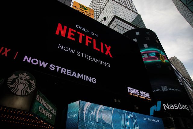  Chuyện gì đang xảy ra với Netflix: Ông hoàng streaming từ đối thủ vượt cả Disney giờ teo tóp, giá cổ phiếu giảm 67% chỉ sau 1 năm  - Ảnh 4.