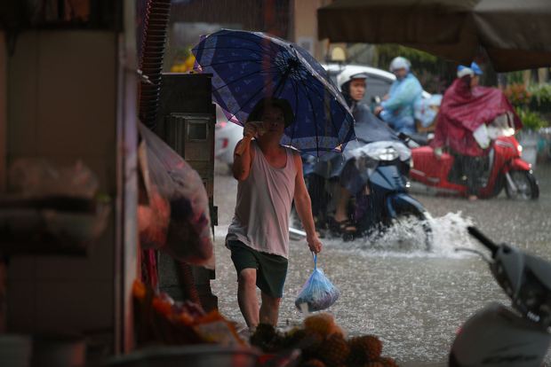  Ảnh, clip: Mưa lớn khiến nước ngập vào nhà dân ở Hà Nội, nhiều đồ đạc trong nhà hư hỏng nặng - Ảnh 6.