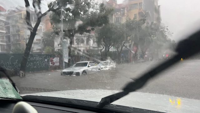 Người đứng trên nắp ca-pô Mercedes ngập nước tại Hà Nội hot nhất MXH: Đó là một kỷ niệm đẹp - Ảnh 5.