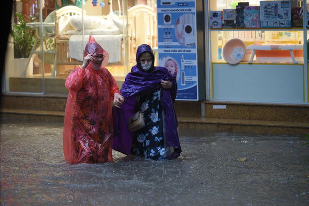  Ảnh, clip: Mưa lớn khiến nước ngập vào nhà dân ở Hà Nội, nhiều đồ đạc trong nhà hư hỏng nặng - Ảnh 7.