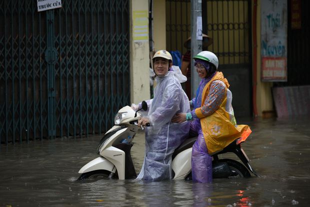  Ảnh, clip: Mưa lớn khiến nước ngập vào nhà dân ở Hà Nội, nhiều đồ đạc trong nhà hư hỏng nặng - Ảnh 9.