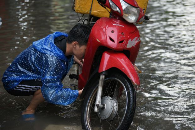  Ảnh, clip: Mưa lớn khiến nước ngập vào nhà dân ở Hà Nội, nhiều đồ đạc trong nhà hư hỏng nặng - Ảnh 10.