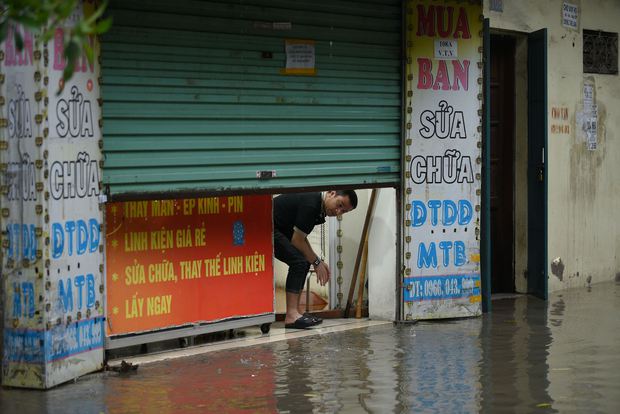  Ảnh, clip: Mưa lớn khiến nước ngập vào nhà dân ở Hà Nội, nhiều đồ đạc trong nhà hư hỏng nặng - Ảnh 11.