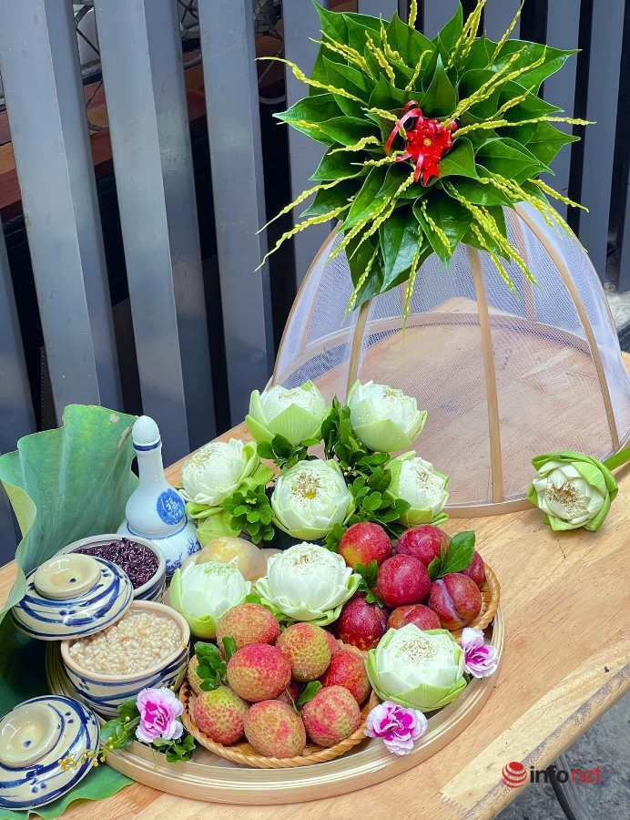 Hoa quả cúng Tết Đoan Ngọ là một phong tục truyền thống đầy ý nghĩa của người dân Việt Nam. Đó là lời tri ân với thần linh và tổ tiên đã bảo vệ và thương yêu gia đình. Hình ảnh hoa quả cúng Tết Đoan Ngọ sẽ giúp bạn cảm nhận sự thiêng liêng và tôn kính truyền thống của đất nước.