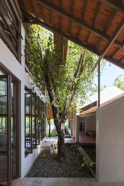 Ngôi nhà Thuận An 234m2 ươm mầm truyền thống vào cuộc sống hiện đại: Tinh tế giữ vẹn nguyên 11 cây xanh vốn có - Ảnh 3.
